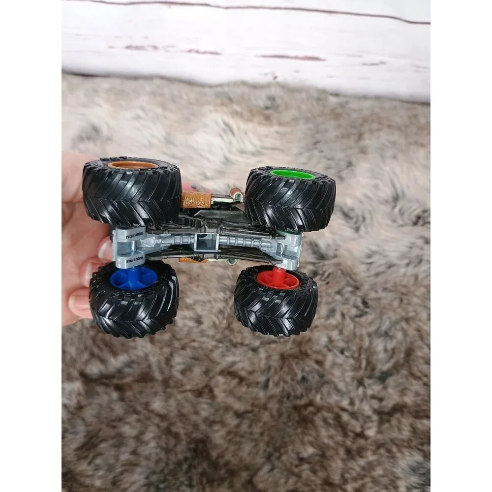 Hot Wheels Monster Truck‎ Double Decker Die-Cast Vehicle Multicolor 1:64 Scale